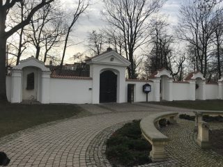 Prace remontowe muru ogrodzeniowego