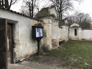 Prace remontowe muru ogrodzeniowego